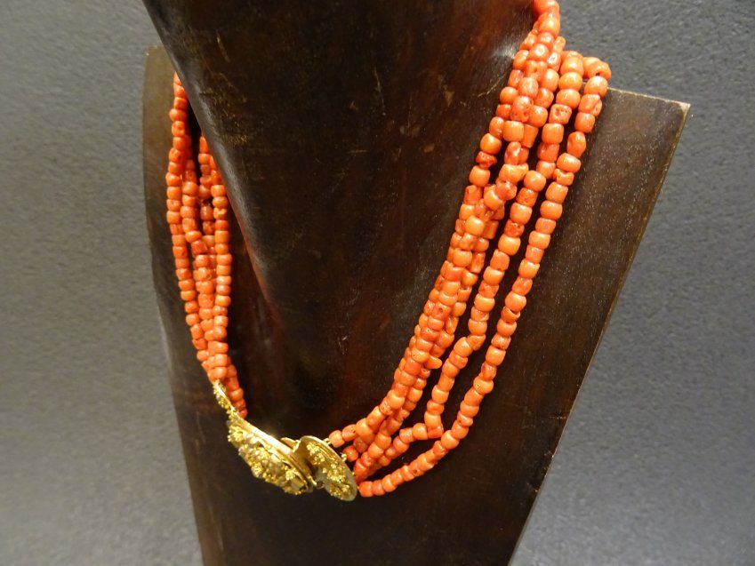 Collar Colonial circa 1800, oro y coral