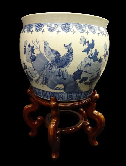 Cache-pot o macetero Chino- porcelana policromada y base de madera tallada