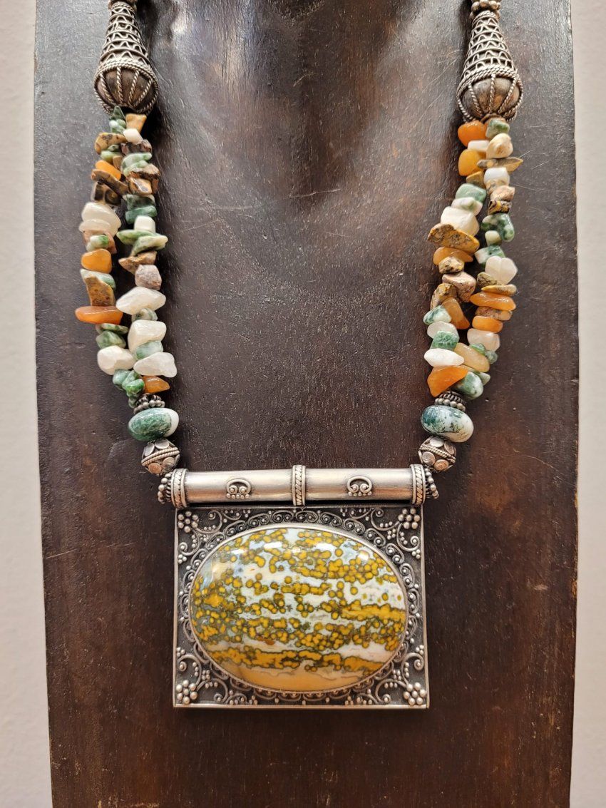 Collar tibetano plata, jade y piedras semipreciosas, años 70
