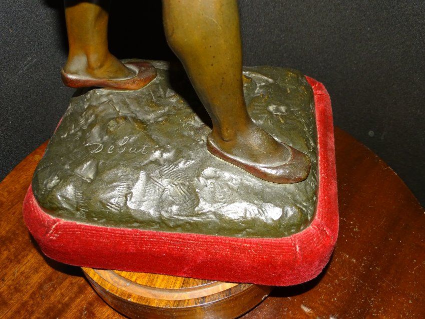 Excepcional escultura en bronce pavonada, firmada "Debut"