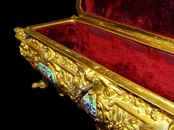 Cofre joyero en bronce dorado con mercurio al oro y enriquecido con esmaltes cloisonné