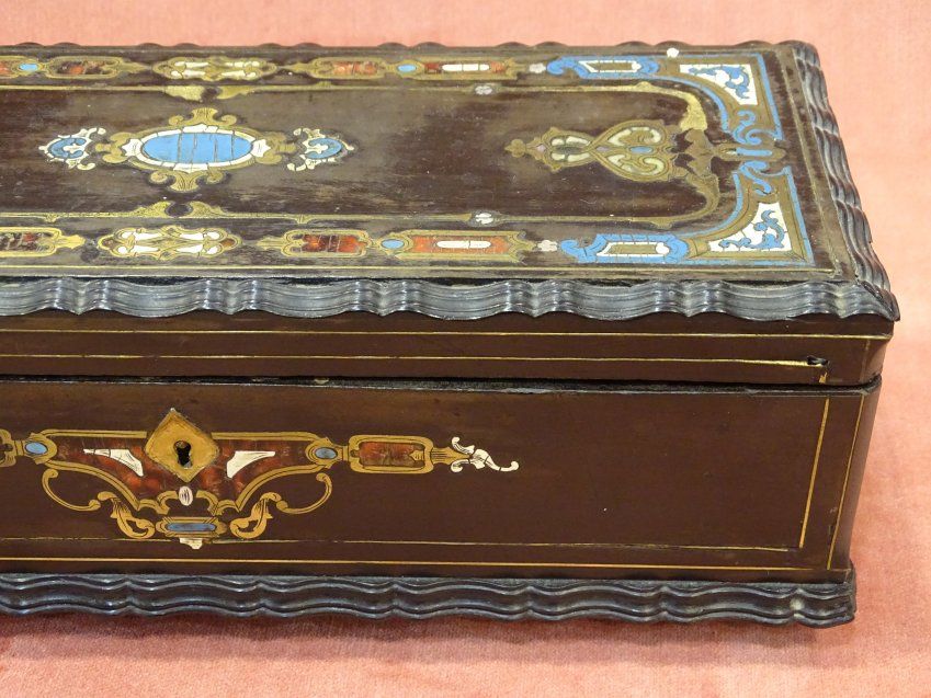 Caja-arqueta en ébano, taracea de nácar y esmalte azul, S.XIX