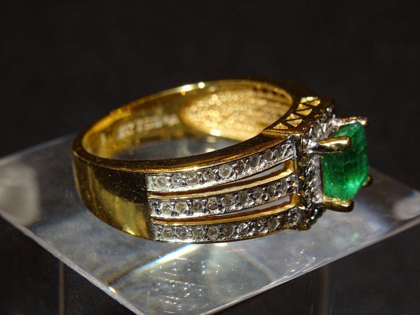 Anillo con esmeralda, oro y diamantes tallados