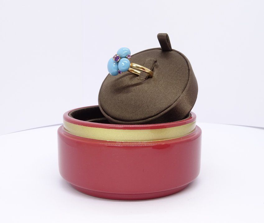 Anillo “Capri” de Pomellato, oro 18k, cerámica turquesa y amatistas – Joyería italiana