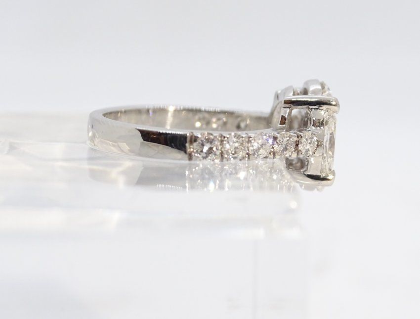 Anillo rosetón de diamantes en talla marquise 1