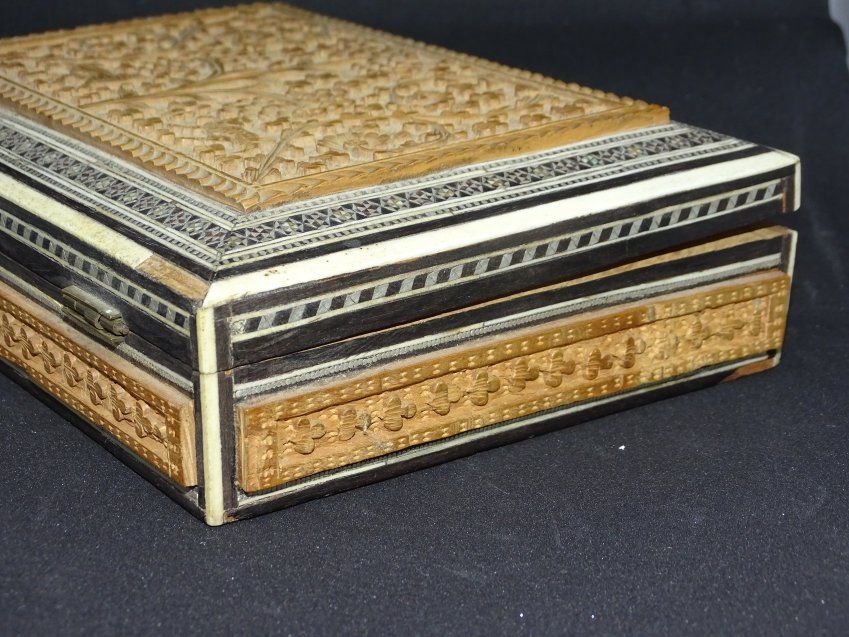 Caja tabaquera angloindia, S.XIX, madera de sándalo y marquetería