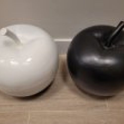 Pareja de manzanas en cerámica, blanco y negro, 70´s   Italia