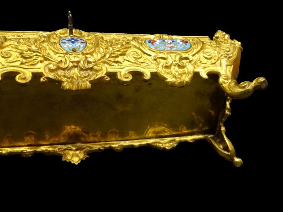 Cofre-joyero en bronce dorado con mercurio al oro y enriquecido con esmaltes cloisonné. Época Napoleón III, SXIX, Francia