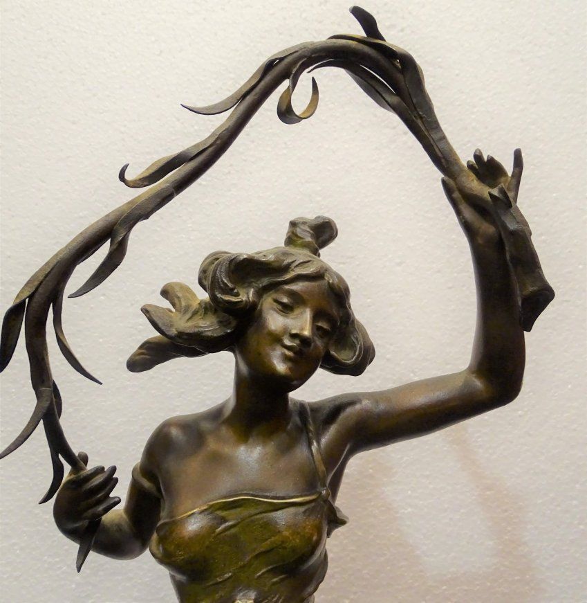 Figura femenina, calamina - Firmada, principios s. XX