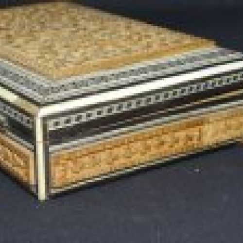 Caja tabaquera angloindia, S.XIX, madera de sándalo y marquetería