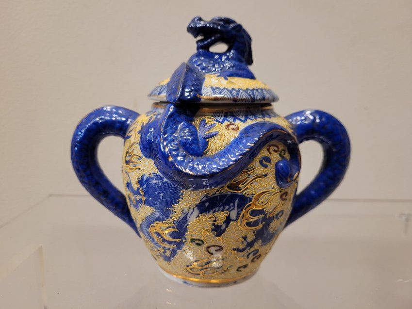 Set de café / te, porcelana Satsuma, motivo dragón en azul lapislázuli, s