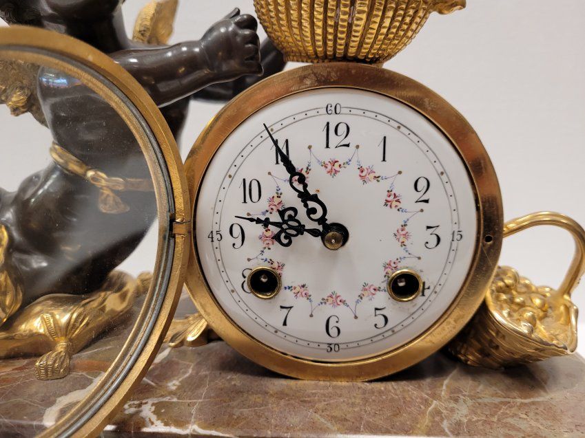 Reloj de sobremesa Putti, en mármol y ormolú, Napoleón III   Francia