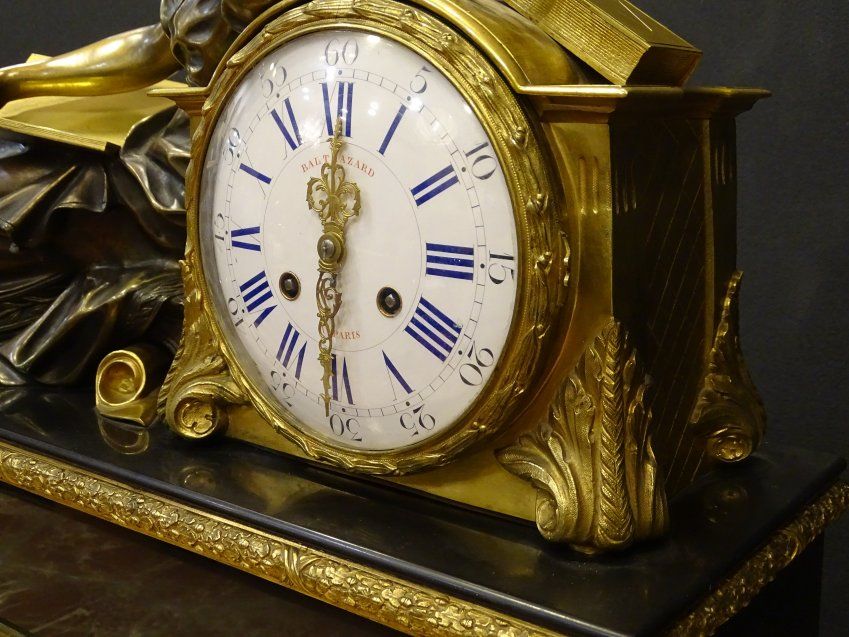 Reloj de sobremesa Luis XVI. Bronce pavonado y bronce dorado al mercurio ormolú, S.XVIII