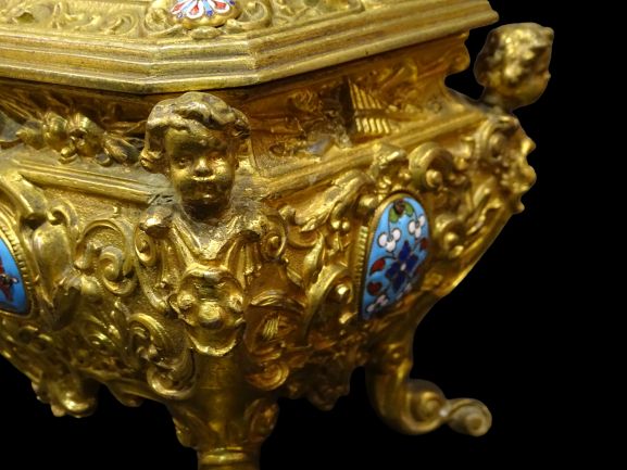 Cofre joyero en bronce dorado con mercurio al oro y enriquecido con esmaltes cloisonné