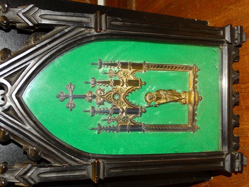 Relicario de Santiago apóstol en plata y marco neogótico SXIX