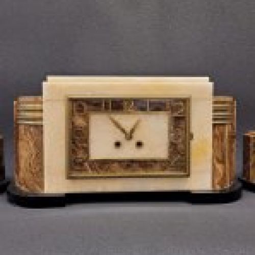 Reloj con guarnición Art Dèco, mármol y bronce, años 30   Francia