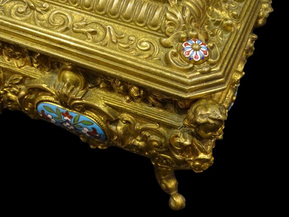 Cofre-joyero en bronce dorado con mercurio al oro y enriquecido con esmaltes cloisonné. Época Napoleón III, SXIX, Francia