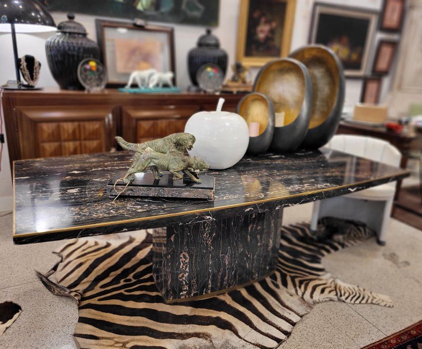 Mesa de comedor, mármol Portoro Gold y latón, firmada Willy Rizzo, 70´s – Italia