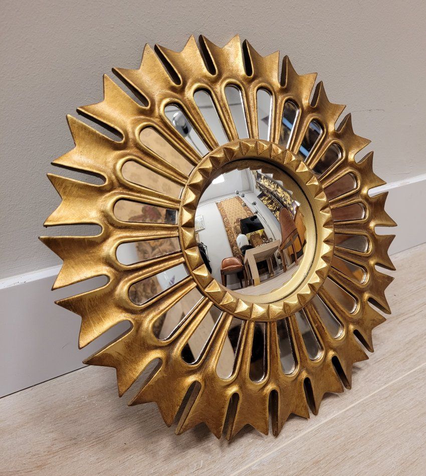 Espejo convexo, marco dorado con forma de sol