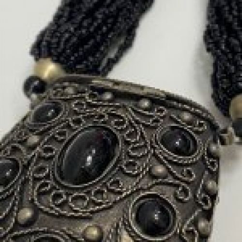 Collar tibetano realizado en plata, ónix y hueso, años 50