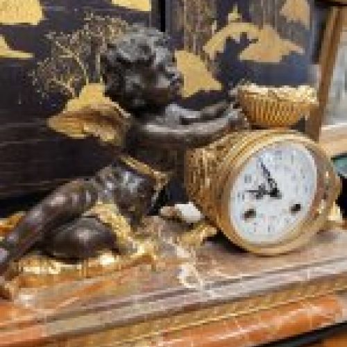 Reloj de sobremesa Putti, en mármol y ormolú, Napoleón III   Francia