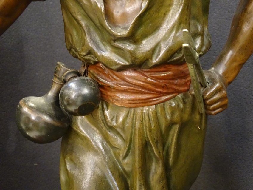 Excepcional escultura en bronce pavonada, firmada "Debut"