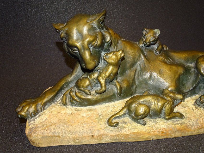 Terracota Art Nouveau, Antoon Amorgasti (1880-1942), "Leona con sus leones"