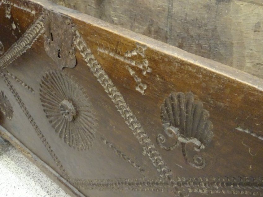 Arcón asturleonés antiguo, S.XVIII- madera de castaño