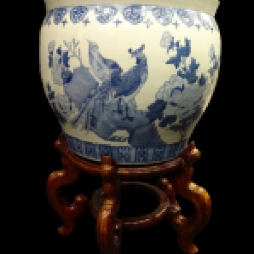Cache-pot o macetero Chino- porcelana policromada y base de madera tallada