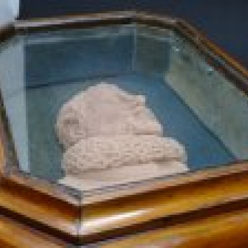 Relicario antiguo - rostro esculpido en sepiolita, enmarcado