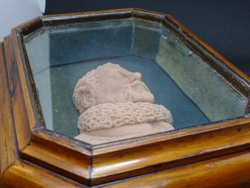 Relicario antiguo - rostro esculpido en sepiolita, enmarcado