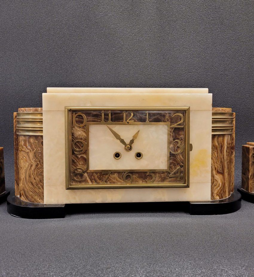 Reloj con guarnición Art Dèco, mármol y bronce, años 30 - Francia