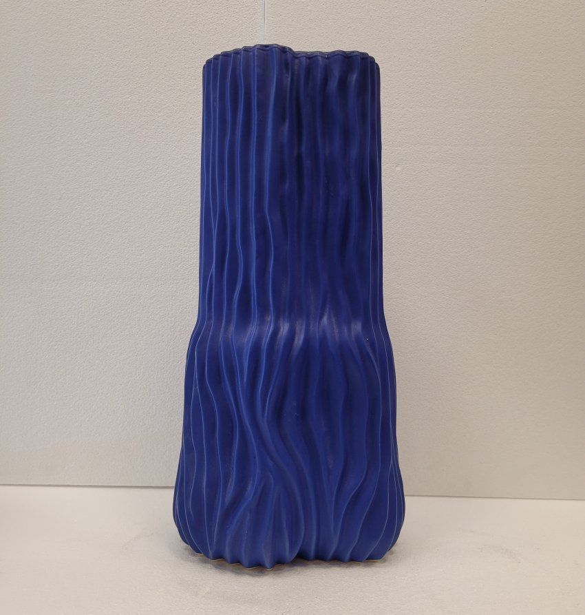 Jarrón de diseño en cerámica azul Klein y vidrio soplado   Dinamarca
