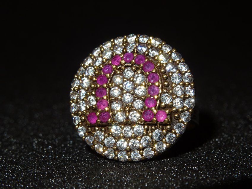 Vistoso anillo de brillantes con rubís y circonitas