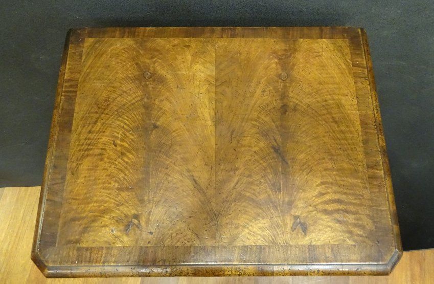 Low-boy inglés en madera de nogal del siglo XVIII