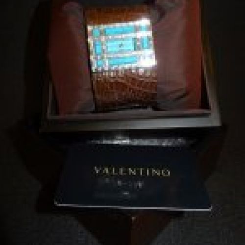 Reloj de Valentino, turquesas y piel de cocodrilo