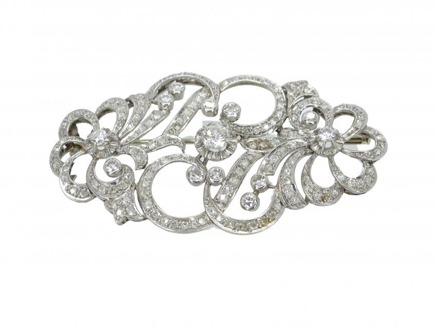 Broche Art Nouveau, Montura en oro blanco 18 k y diamantes talla brillante, años 40