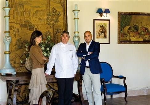 Yolanda Cancelo junto con el chef Jesús Ramiro y a la derecha el dueño de la finca